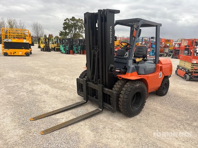 2002 Toyota 7FDU45 8950 lb Pneumatic Tire Forklift