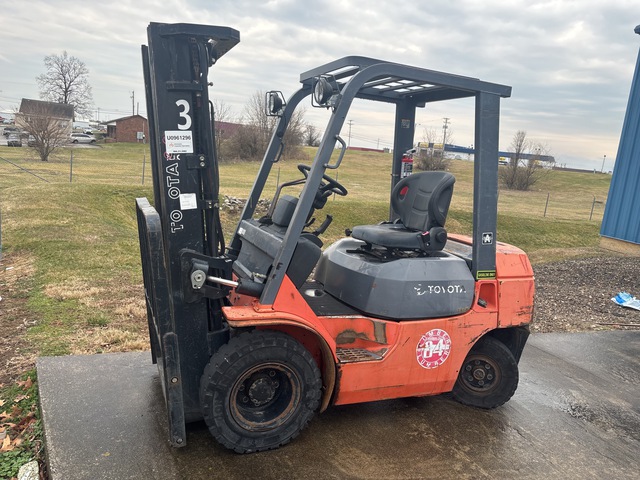 2004 (unverified) Toyota 7FGU25 4850 lb Pneumatic Tire Forklift