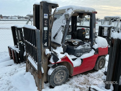 2010 Toyota 7FGU35 6250 lb Cushion Tire フォークリフト