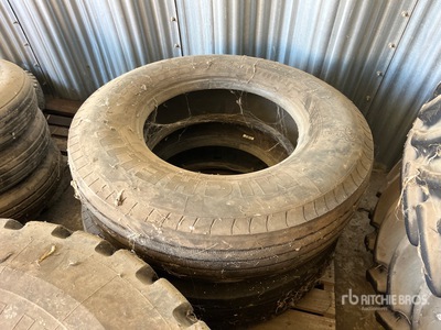Quantity of (2) Michelin 295/80R22.5 Reifen