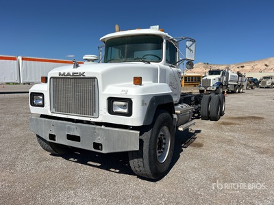 2001 Mack RD690S 6x4 Kabina i podwozie