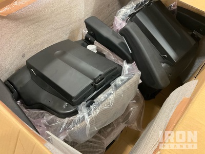 Quantity of (2) 47946272 Seats その他 - 機械部品 (Unused)