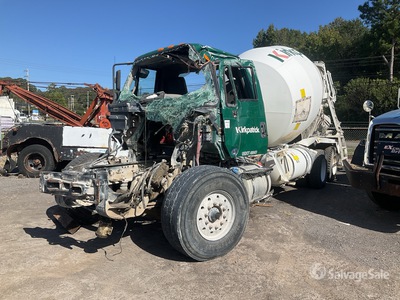 2017 International 7600 6x4 Camion malaxeur (Inoperable)