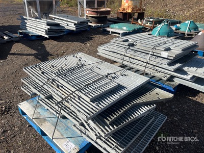 Quantity of (4) Pallets of Miscellaneous cat walks 機械の付属品