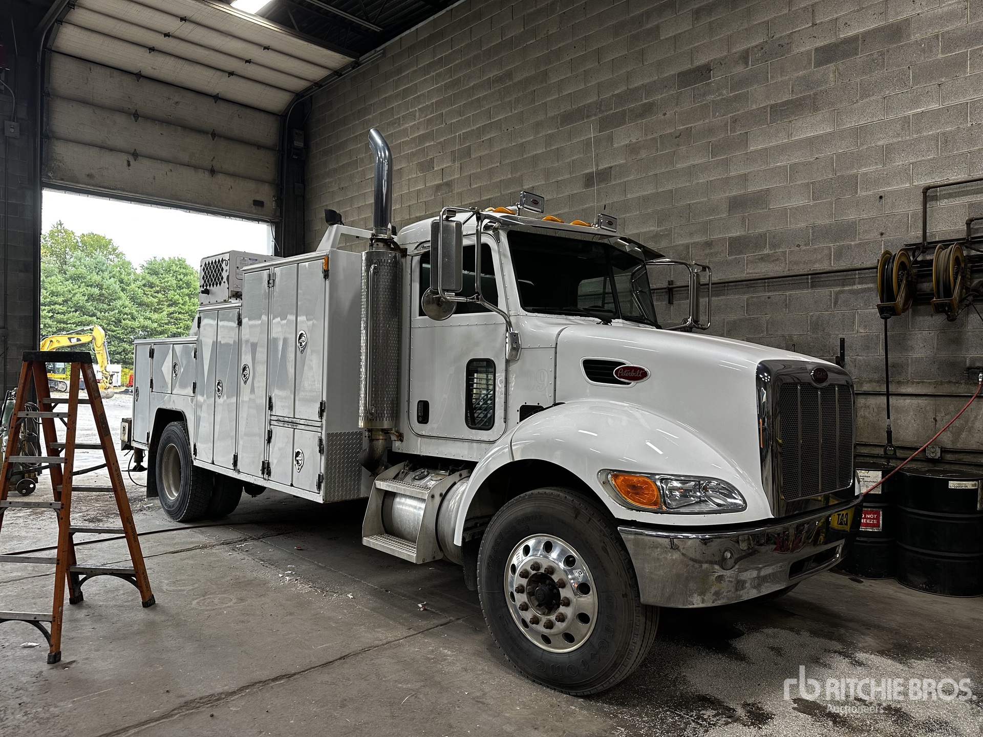 2005 Peterbilt 335 Service Truck