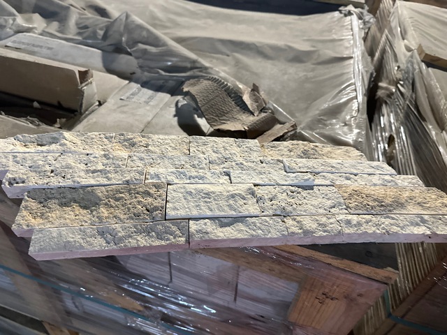 Mosaic Split Faced Vanilla Travertine Tile (Unused) Mosaic Split Faced Vanilla Travertine Tile (Unused)