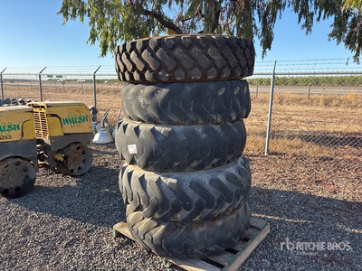 Quantity of (5) 13.00-24 Forklift Wheels And を見 Tires
