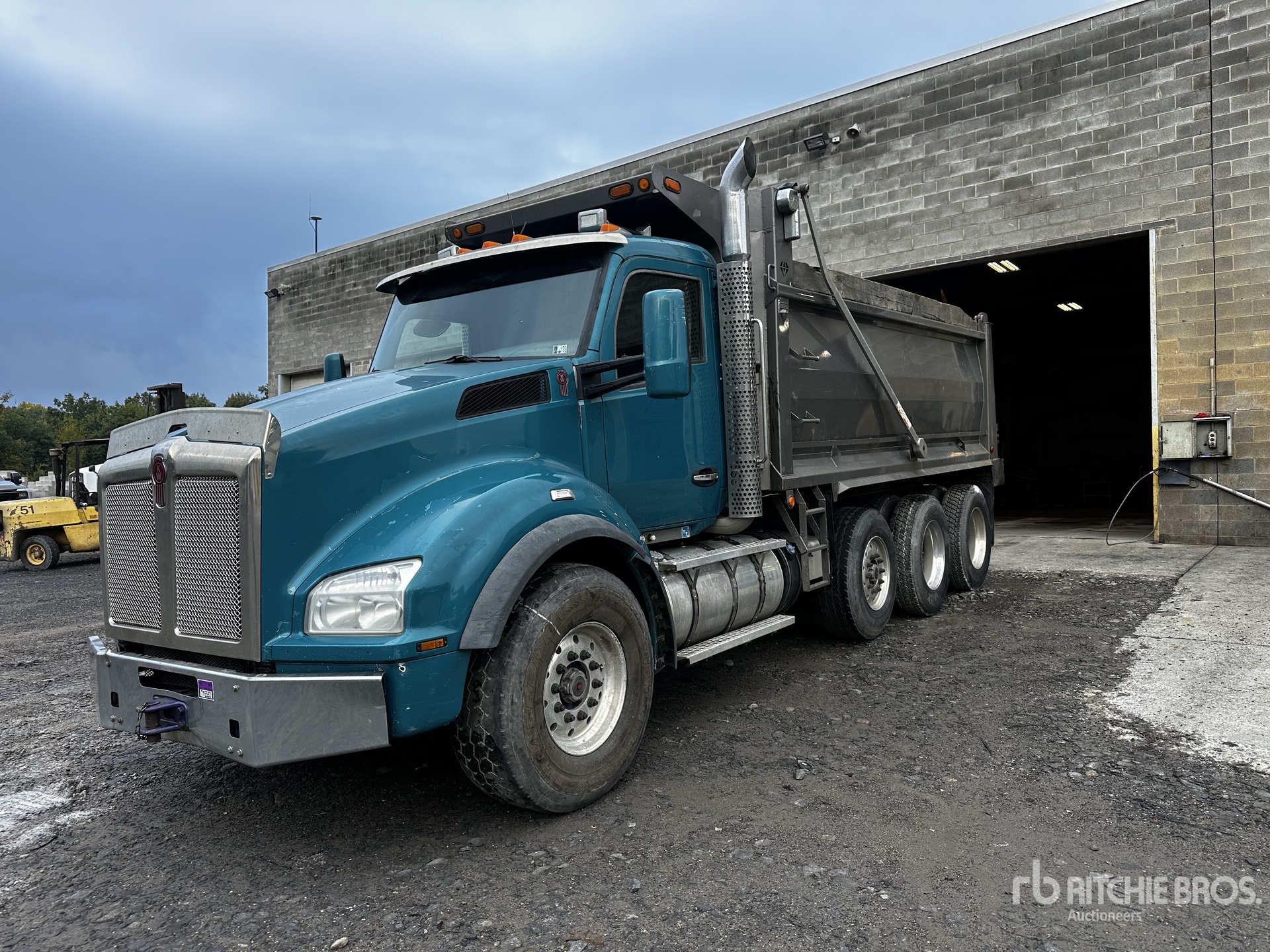 2016 Kenworth T880 Tri/A Dump Truck