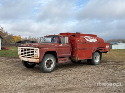 1974 Ford F600 1600 gal 4x2 Autocarro trasporto carburante