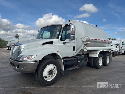 2004 International 4400 4x2 Tanker Truck