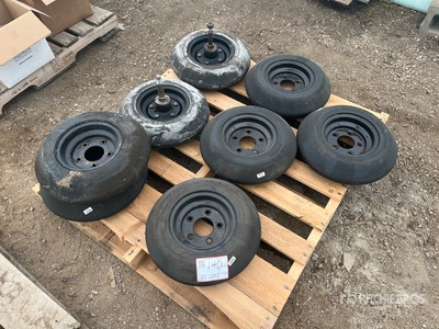 Quantity of (8) Bourgault 4.50-8-V Rubber Packers その他 - 機械部品