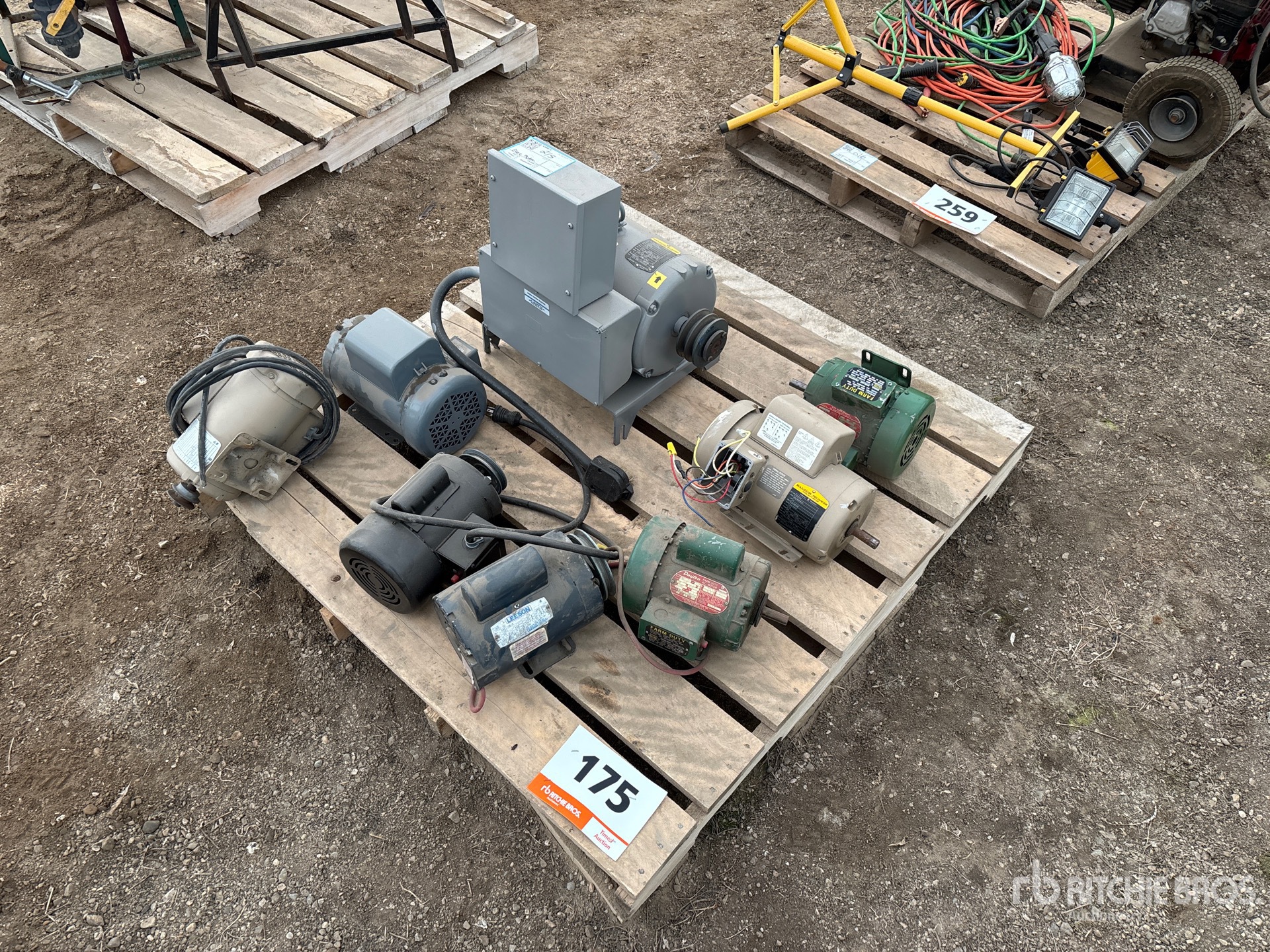 Quantity of (8) Silnik elektryczny