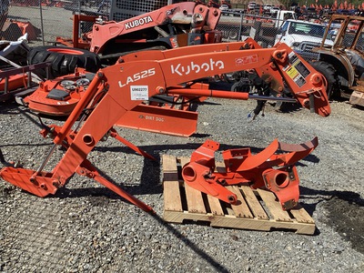 (1) Kubota LA525 Front Loader Attachment & (1) Land Pride Ag Tractor Grapple トラクター　その他のアタッチメント