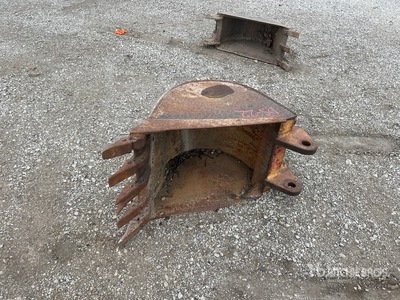 24 in Digging Backhoe Rear Bucket - Fits Case