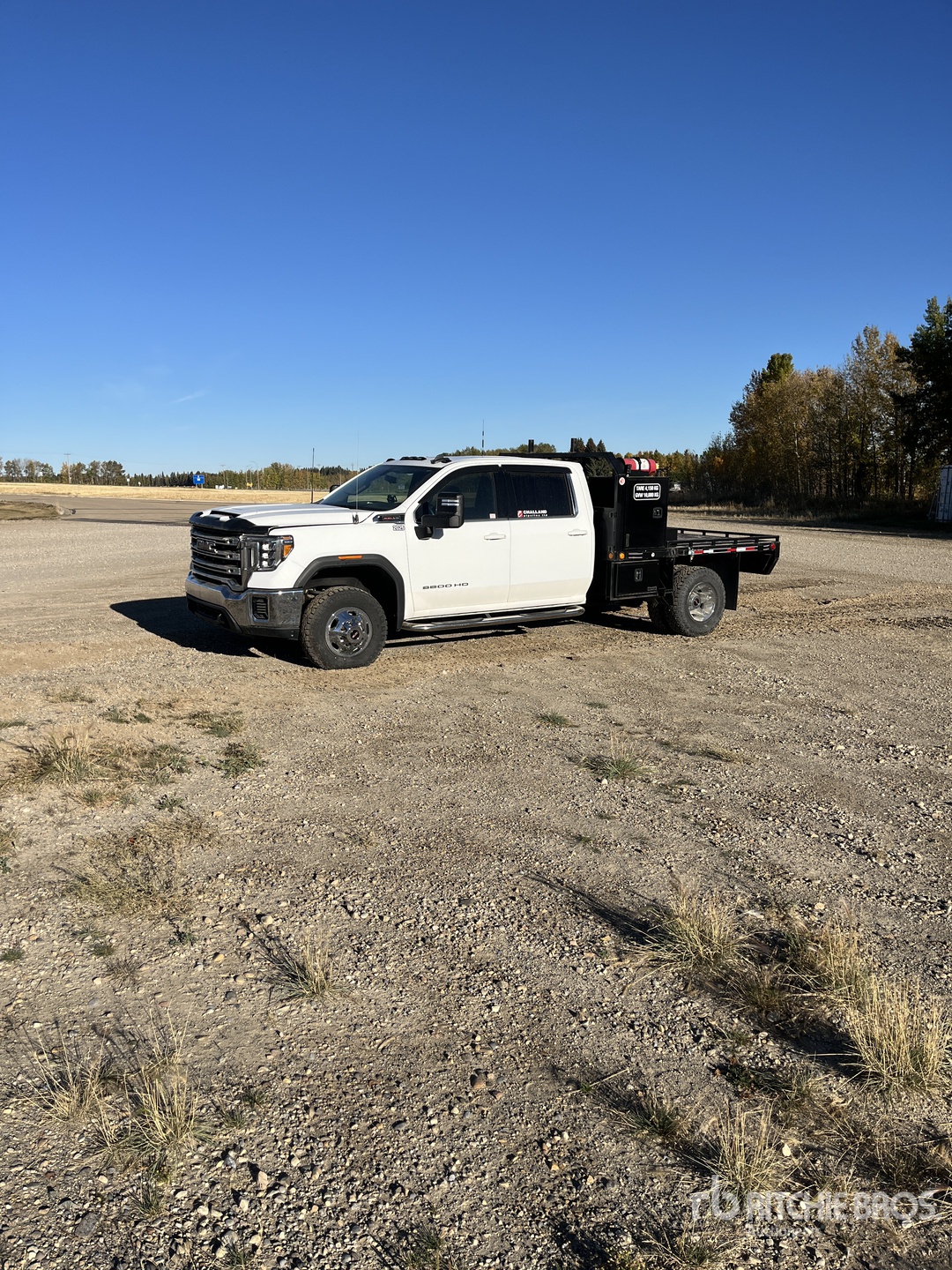 2020 GMC Sierra 3500 4x4 Crew Cab Flatbed Truck