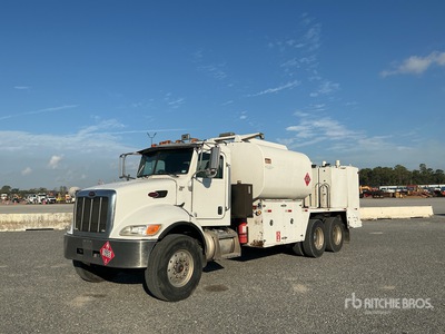 2012 Peterbilt 348 6x4 Camion-citerne à carburant et à lubrifiant