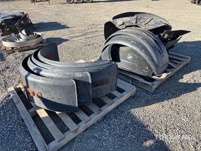 Quantity of (2) Pallets of Cat Motor Grader Fenders Divers - Accessoires pour niveleuse