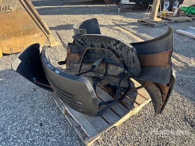 Quantity of (1) Pallets of John Deere 772 Fenders Divers - Accessoires pour niveleuse