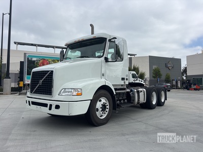 2013 Volvo VNM 200 6x4 トラックトラクター（T/A）
