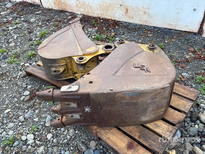 Quantity of (2) 18 in Digging Excavator Bucket