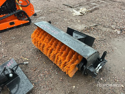 2025 GIYI GY-QSJ 39 in Mini Skid Steer Broom (Unused)