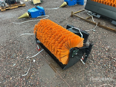 2025 GIYI GY-QSJ 39 in Mini Skid Steer Broom (Unused)
