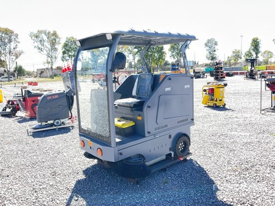 2025 OKG DY-1400P Ride-On Electric Limpiadora de Pisos (Sin Usar) / Barredora (Unused)