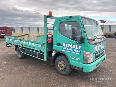 2010 Mitsubishi Fuso Canter FE84 4x2 شاحنة مسطحة