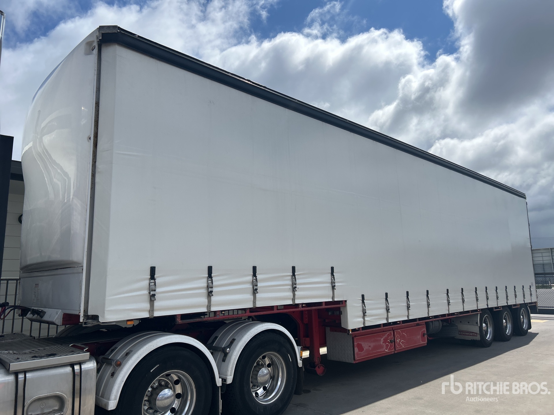 2004 Krueger 13.6 m Tri/A Step Deck Curtain Side Trailer