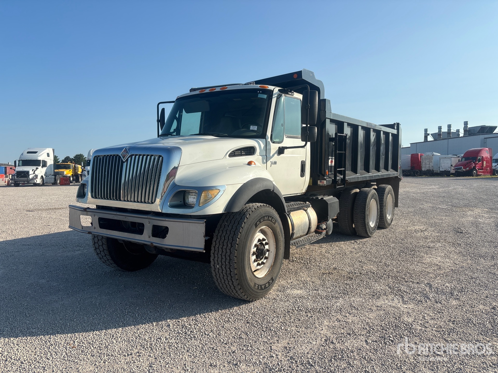 2005 International 7400 6x4 T/A Dump Truck