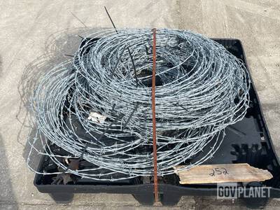 Roll of Galvanized Barbed Wire Divers : Matériel de terrain