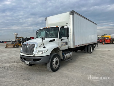2018 International 4300 4x2 شاحنة فان