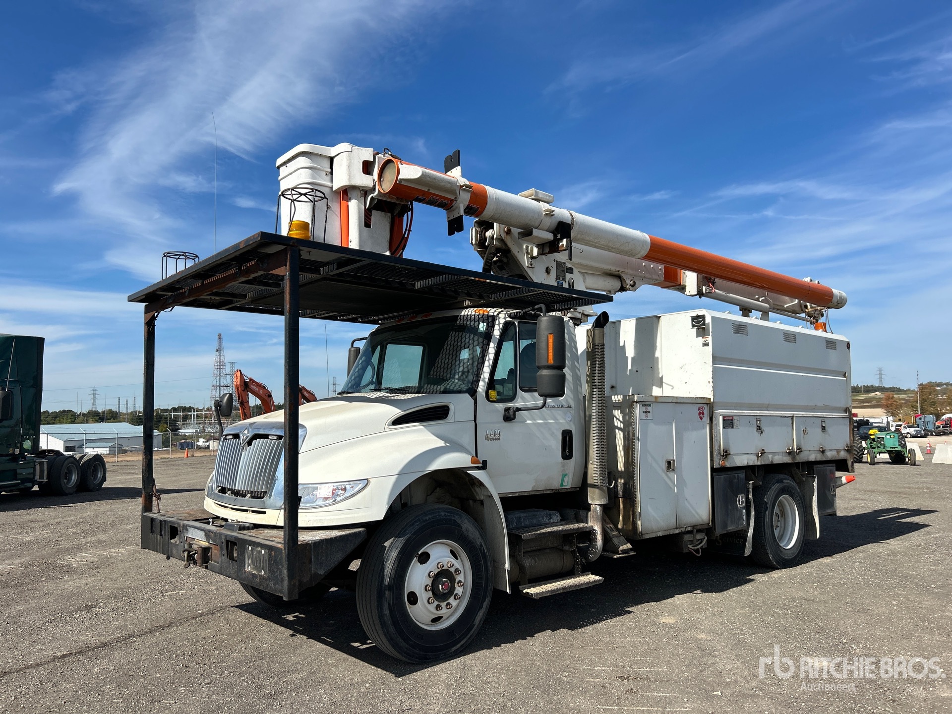 Altec on 2007 International 4400 SBA 4x2 Forestry Bucket Truck
