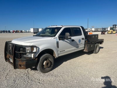 2019 Ford F-350 4x4 Crew Cab Flatbed Truck