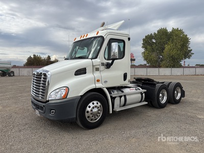 2013 Freightliner Cascadia 113 6x4 تراكتور شاحنة نهارية (ثنائية المحور)