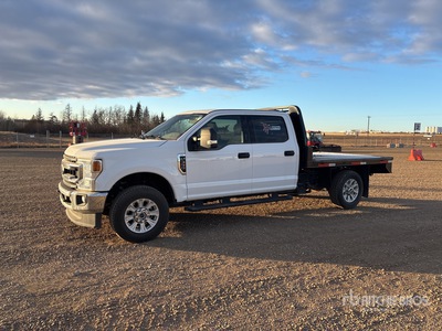 2022 Ford F-350 XLT 4x4 Crew Cab Flatbed Truck