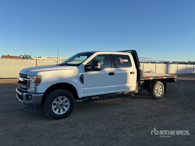 2022 Ford F-350 XLT 4x4 Crew Cab Flatbed Truck