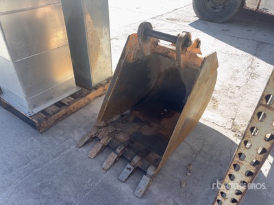24 in Digging Backhoe Rear Bucket - Fits Case 580