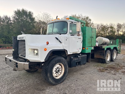2000 Mack DM690S 6x4 Camion à Plateau