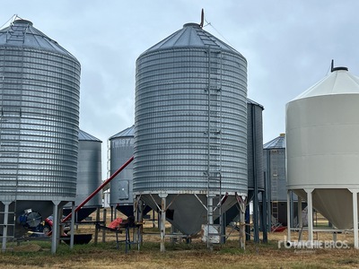 Behlen +/- 2600 bu 4 Ring Grain Bin