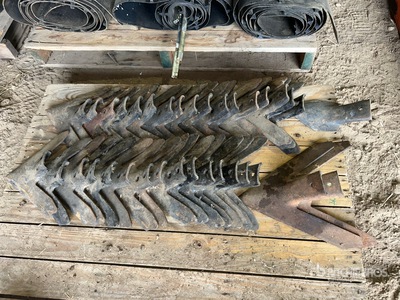Quantity of (32) Cultivator Shoes 10 in その他 - 機械部品