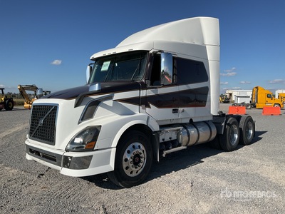 2014 Volvo VNL64T 6x4 Tractocamion con Dormitorio / Cabina con cuccetta per trattore stradale