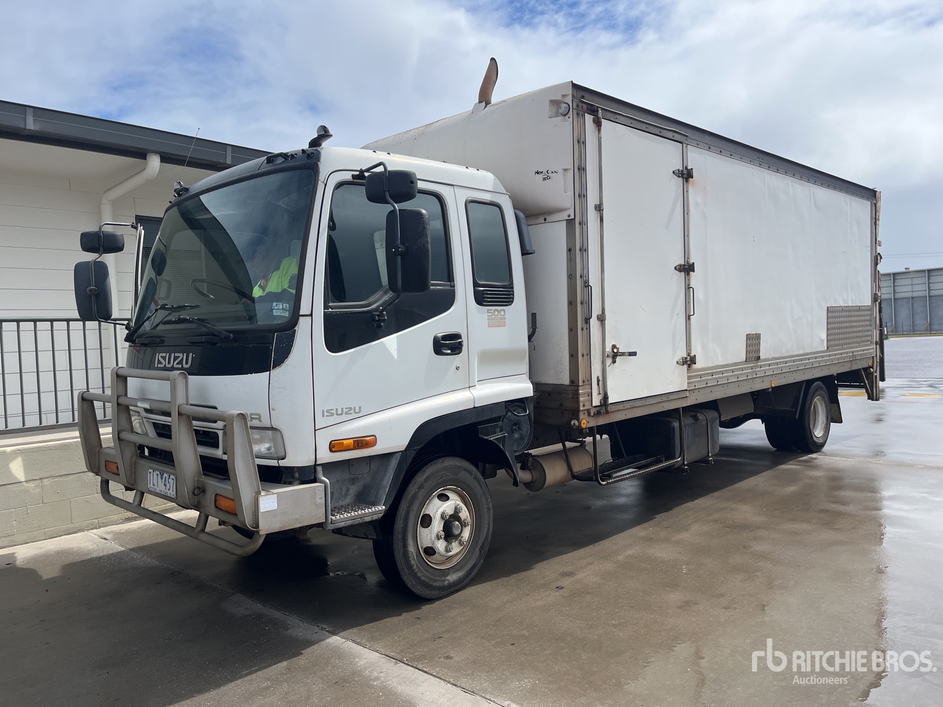 2005 Isuzu Van Truck