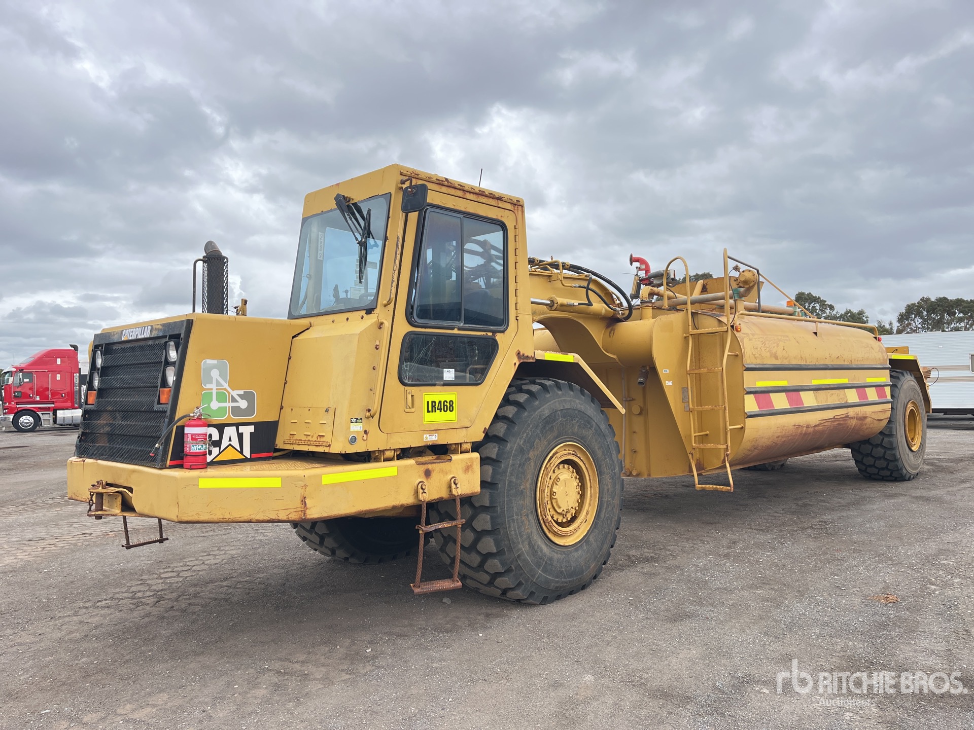Cat 615C 24600 L Water Wagon