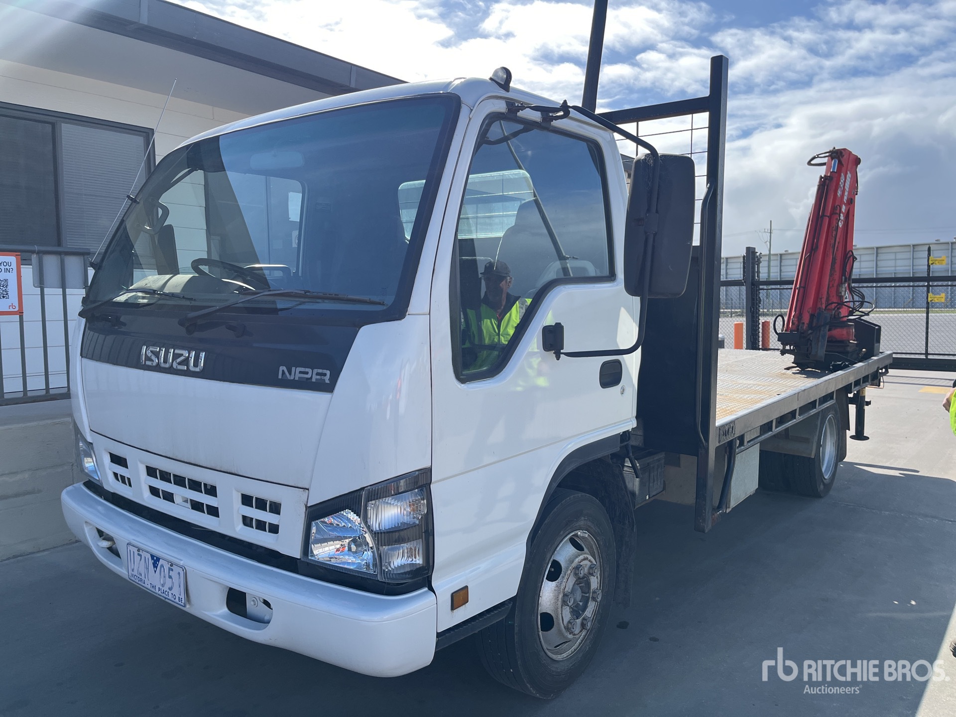 2007 Maxiflift 350.4H 4510 lb on 2007 Isuzu NPR 4x2 Flatbed Truck with Crane
