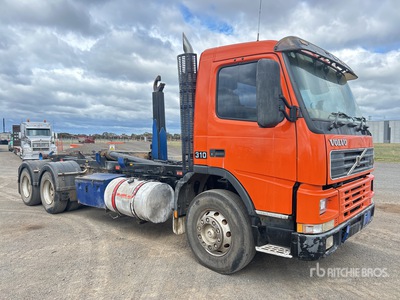 2000 Volvo FM7 6x4 Hooklift Truck