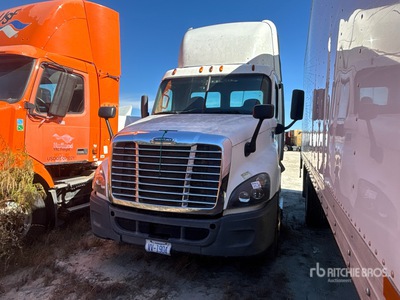 2015 Freightliner Cascadia 125 4x2 Ciągnik siodłowy z kabiną dzienną S/A