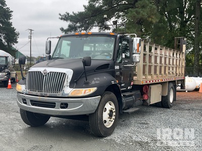 2004 International 4400 4x2 Camión Caja Abierta