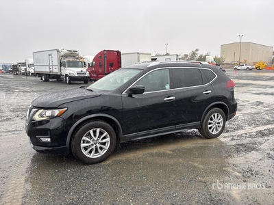 2020 Nissan Rogue 2WD を見 SUV