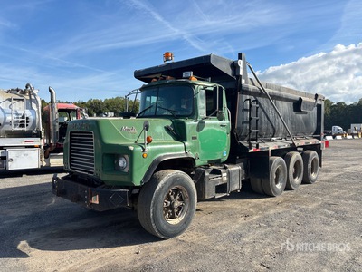 1991 Mack DM688S 8x2 4-Achs Kipper-Lkw (Inoperable)